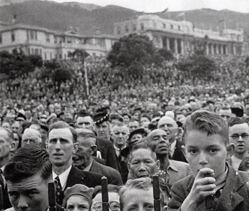 VE Day crowds at Parliament