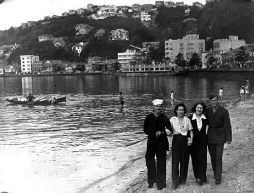 Americans with female friends at Oriental Bay