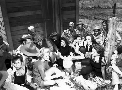 US servicemen and 'land girls' enjoy a tea break