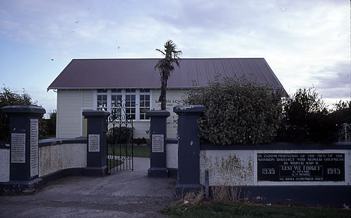 Sanson war memorial gate 