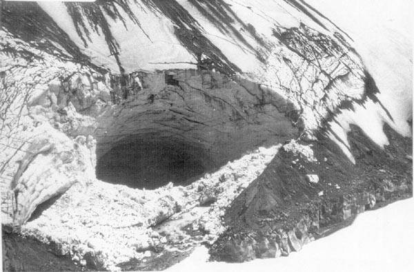 Volcanologists photograph of the ice cave that melted on Mt. Ruapehu (48K)