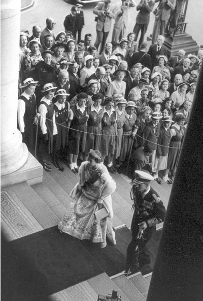 Royal couple of steps of Parliament