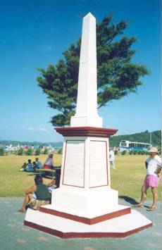 monument at Te Tii marae (14k)